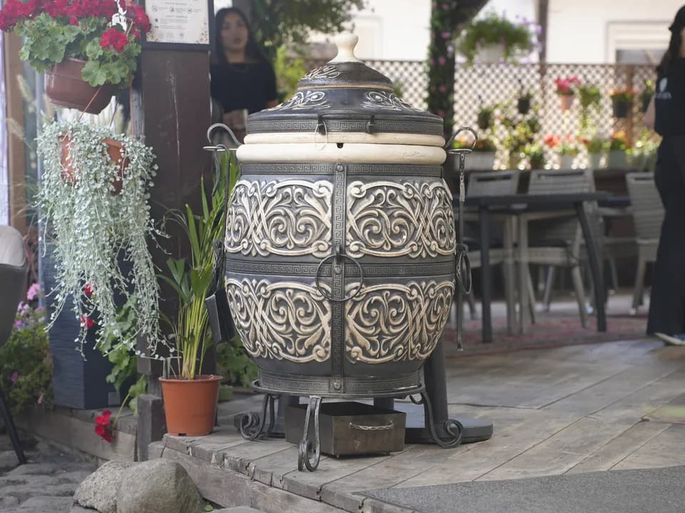 Samsa piecze się na ściance tandooru